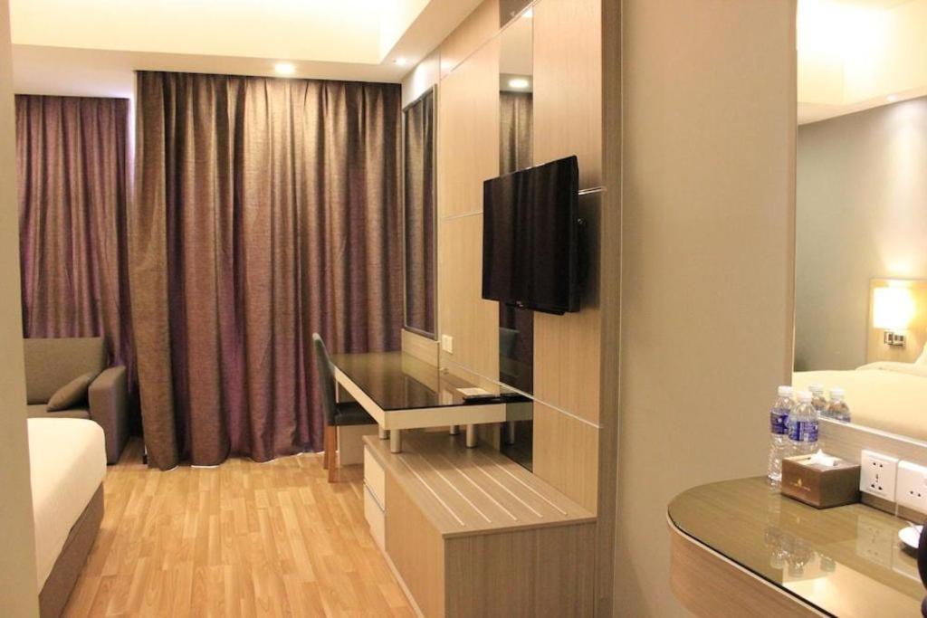 Livingston Hotel Sandakan Exterior photo